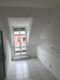 Schöne 3-Raum Wohnung im Dachgeschoss - Küche mit Blick zum Balkon zur AOK.jpg