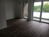91101/433 - Helle 3-Raum-Wohnung in der Geschwister-Scholl-Str. 19 - Wohnzimmer mit Blick auf Balkon und Küche.JPG