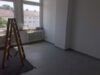 Zu Fuß zur Uni! Gemütliches 2-ZKB-Appartement nahe Innenstadt - Heller Wohnbereich mit großer Fensterfront