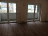 91101/27 - Schöne, helle 3-Raum-Wohnung im EG mit Terrasse zum grünen Innenhof - Wohnzimmer mit Blick auf Balkon.JPG