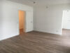 91101/27 - Schöne, helle 3-Raum-Wohnung im EG mit Terrasse zum grünen Innenhof - WoZi mit Blick in Flur und Küche.JPG