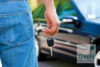 Stellplatz im Freien in Anspach - Theodor-Heuss-Straße 5/Eichendorffweg 1-5 - Person mit Schüssel vor Auto